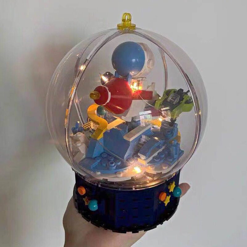 Hsanhe D001-3 Astronaut on Plane in Crystal Ball with LED Light