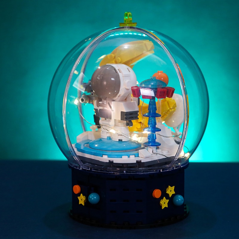 Hsanhe D001 Astronaut in Crystal Ball with LED Light